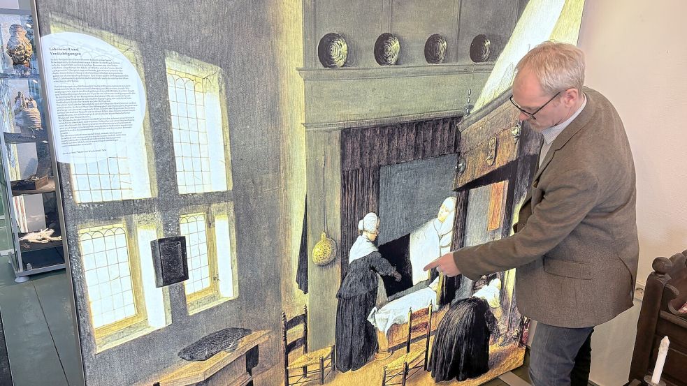 Oliver Freise, Oliver Freise, Leiter des Heimatmuseums, zeigt etwas an einem Gemälde. Foto: Vogt