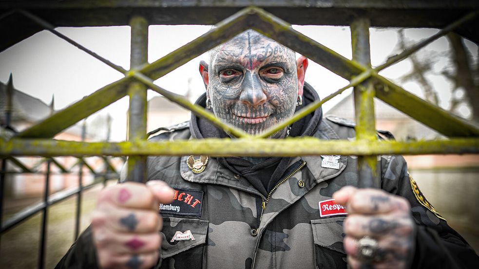 Marco Apfler kam mehr durch Zufall auf die Hamburger Reeperbahn und lebt dort seit 2023. Dauerhaft zurück nach Jever will er nicht – hier steht er vor dem Schloss zu Jever. Die kurze Auszeit in der Kleinstadt aber genießt er. Foto: Ortgies
