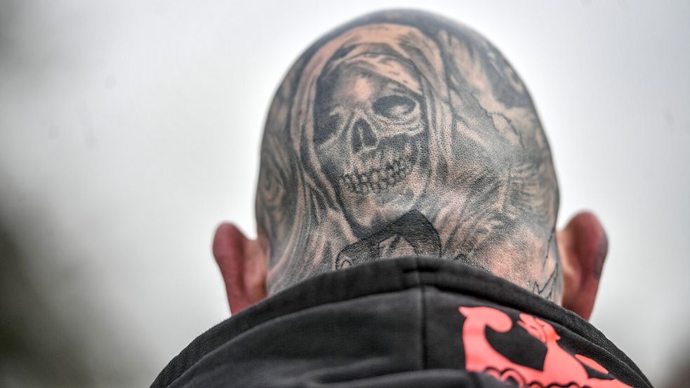 Marco Apfler ist rundum tätowiert – aber nicht überall komplett. Er selbst schätzt, etwa 70 Prozent seines Körpers seien von Tinte bedeckt. Es könnte aber auch mehr sein. Foto: Ortgies
