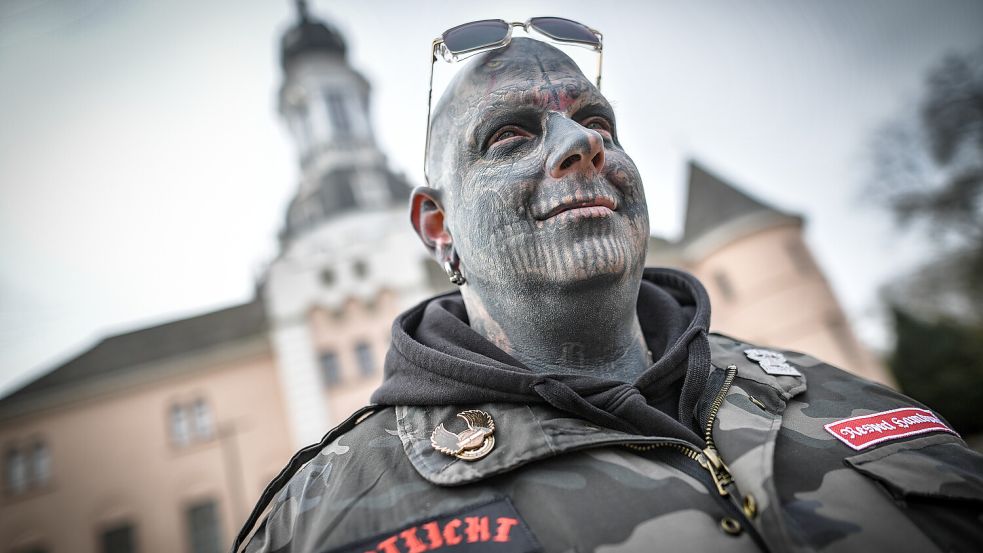 Ein paar Tage ausspannen in Jever gönnt Marco Apfler sich alle paar Monate, dann geht es für den Tätowierer und Geschäftsführer einer Kneipe zurück ins Hamburger Szeneleben. Foto: Ortgies