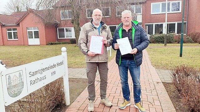Detlef Preyk und Uwe Türbsch haben als Privatleute die Unterlagen für ein Bürgerbegehren im Rathaus in Hesel abgegeben. Foto: privat