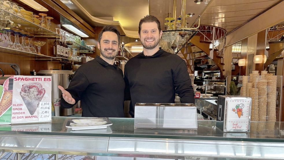 Neue Gesichter in einer Traditions-Eisdiele in Emden: Rialto an der Neutorstraße wird jetzt von Gustavo Soffner (von links) und Lucas Wolf betrieben. Foto: Hanssen