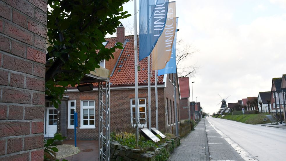 Das Hotel Hinrichs liegt an der Carolinensieler Mühlenstraße. Anfang Februar 2025 wurde es von der Insolvenzverwaltung geschlossen. Gut zwei Wochen später schon steht der Gebäudekomplex zum Verkauf. Foto: Ullrich