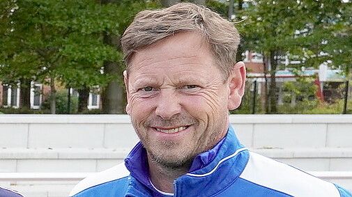 Esens-Trainer Ralf Backhaus nimmt die Favoritenrolle in der Bezirksliga an. Foto: Steenhoff
