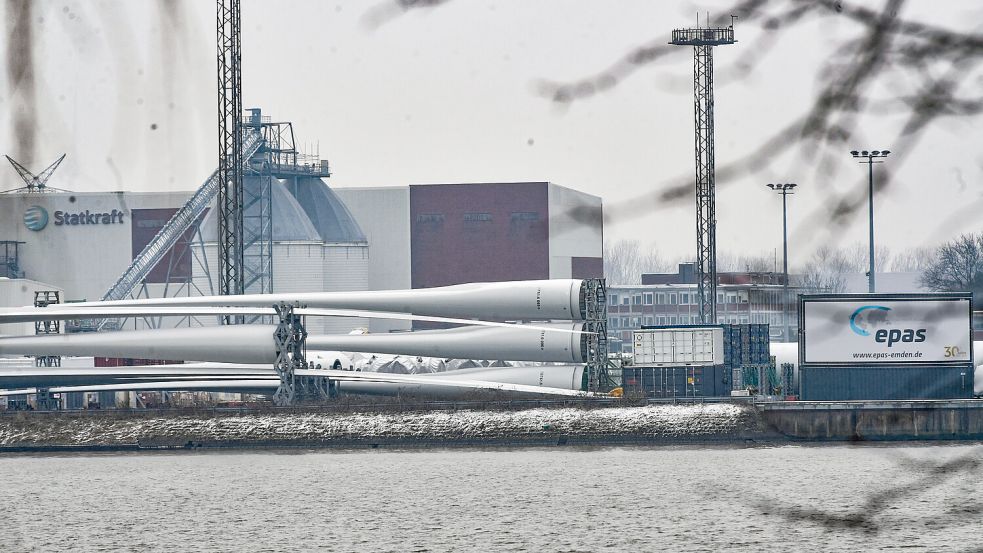 Zeichen der Energiewende in Ostfriesland: Im Hafen Emden liegen Teile von Windkraftanlagen. Foto: Ortgies