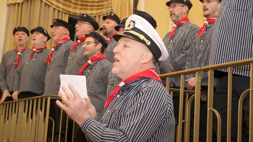 „Ich liebe die Nordsee“: Michael Frerichs und der Shantychor Loppersum singen vielstimmig ihre Liebeserklärung ans Meer. Foto: Gordon Päschel