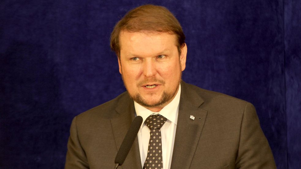 Emdens Oberbürgermeister Tim Kruithoff ging in seinem Grußwort auf das schwierige Zusammenspiel zwischen Ökologie und Ökonomie an der Emsmündung ein. Foto: Gordon Päschel