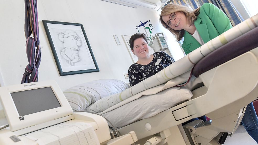 Sie kümmern sich im Fall einer vertraulichen Geburt um Mutter und Kind: Anne Gerdes, Leitende Hebamme im Marienhospital Papenburg (links), und Heike Kruse von der Papenburger Beratungsstelle für Schwangere, Donum Vitae Emsland. Foto: Ortgies