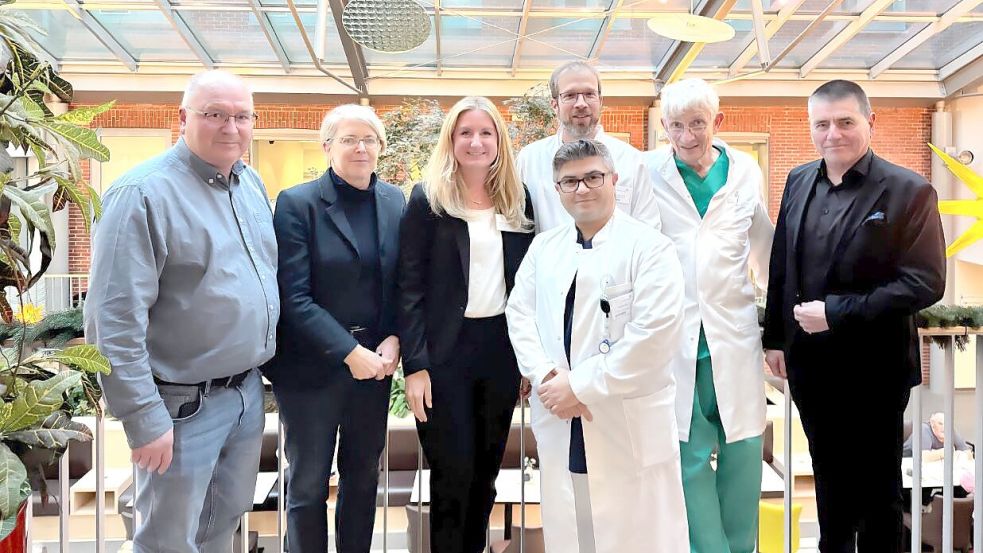 In einem Audit überprüften Fachexperten die Qualität der Versorgung im Bereich Endoprothetik am Borromäus Hospital. Dr. Holger Alex (Chefarzt Orthopädie & Leiter EPZ, von rechts), Prof. Dr. med. Gabriela von Lewinski (Leitende Fachexpertin), Sarah Sebeke (Krankenhausleitung), Dr. Ferzen Can und Dr. Tjark de Vries (Oberärzte und Hauptoperateure EPZ), Dr. Dietrich Keller (Ärztlicher Direktor Borromäus Hospital) und Dr. med. Gotthard Knoll (Co-Fachexperte) Foto: Borromäus Hospital Leer