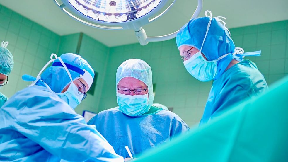 Die Hauptoperateure Dr. Ferzen Can (von links), Dr. Holger Alex und Dr. Tjark de Vries im Operationsaal. Foto: Borromäus Hospital Leer