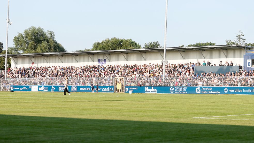 Für die Dritte Liga müsste auch im Ostfrieslandstadion noch einiges gemacht werden. Foto: Doden/Emden
