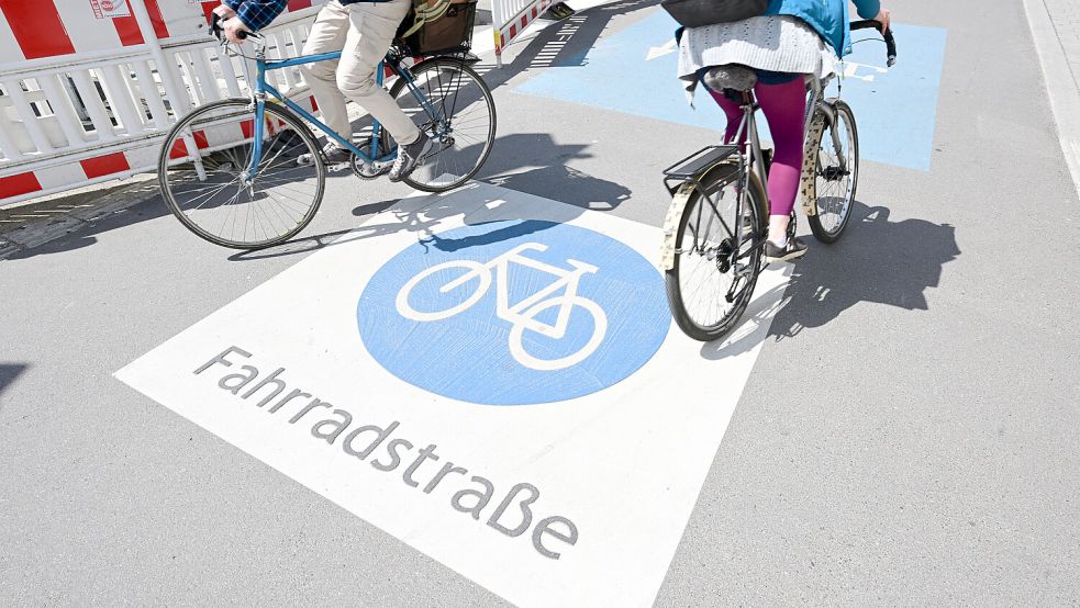 Piktogramme auf der Fahrbahn weisen auf eine Fahrradstraße hin. Symbolfoto: Weißbrod/dpa