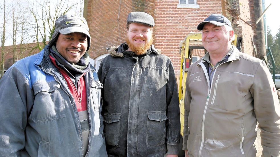Das Team der Mühle Steenblock: Kidanemariam Teweldebrhan (links) und Inhaber Heyo Steenblock (rechts) mit Praktikant Benny Hörmann (Mitte). Foto: Böning