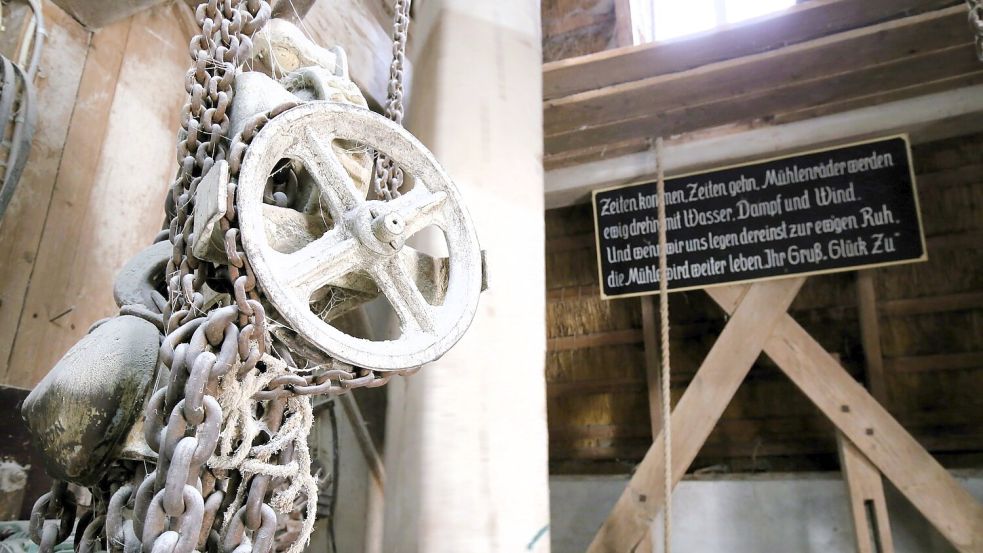 Die Mühle in Spetzerfehn läuft, sobald genug Wind da ist – der Mehlstaub ist deshalb ein ständiger Begleiter. Foto: Böning