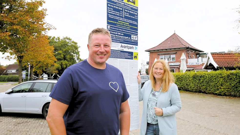 Jürgen Focken, Platzwart des Campingplatzes, und Kerstin Fleßner, Leiterin der Tourist-Info, hatten das neue Parksystem am Timmeler Meer im vergangenen Jahr bei einem Ortstermin erläutert. Foto: Archiv/Böning