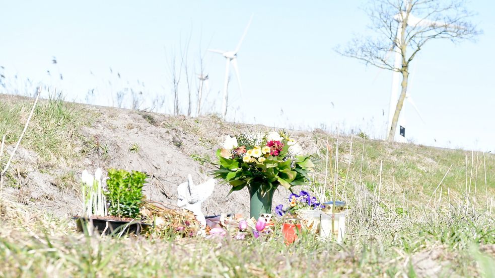 An der Unfallstelle am Ortsausgang von Pewsum haben Menschen Blumen und Grablichter niedergelegt. Foto: privat