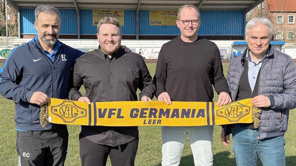 Erhan Colak (links) und Ferhat Özdemir (rechts) freuen sich auf die Zusammenarbeit mit Neu-Trainer Jan-Niklas Eickels (Zweiter von links) und Fußball-Abteilungsleiter Luzt Fiedler. Foto: Herzog