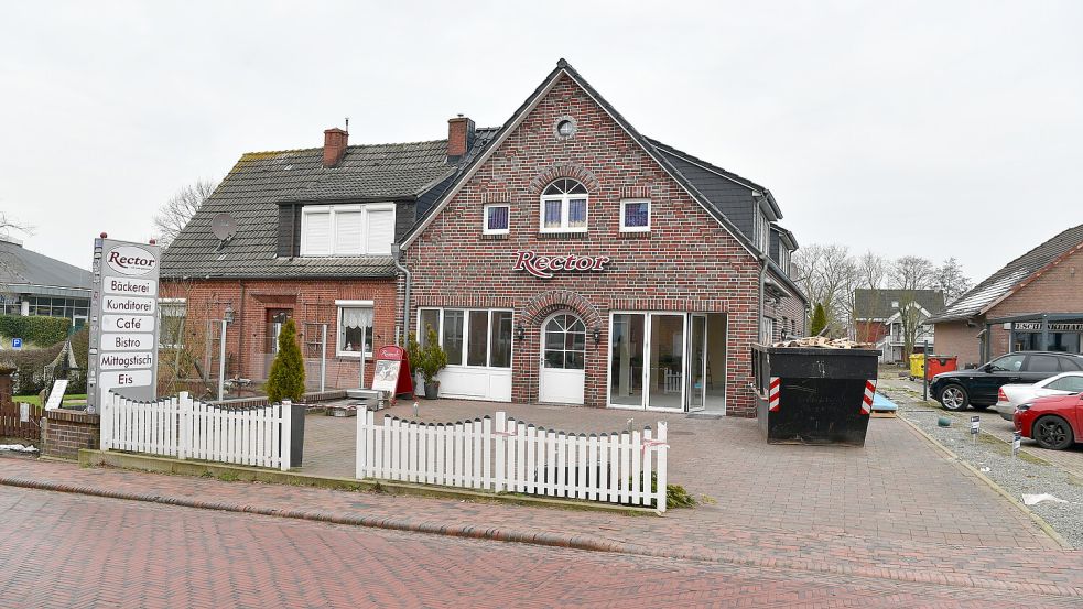 Die ehemalige Filiale der Bäckerei Rector in Greetsiel steht seit der Insolvenz des Unternehmens leer. Foto: Wagenaar