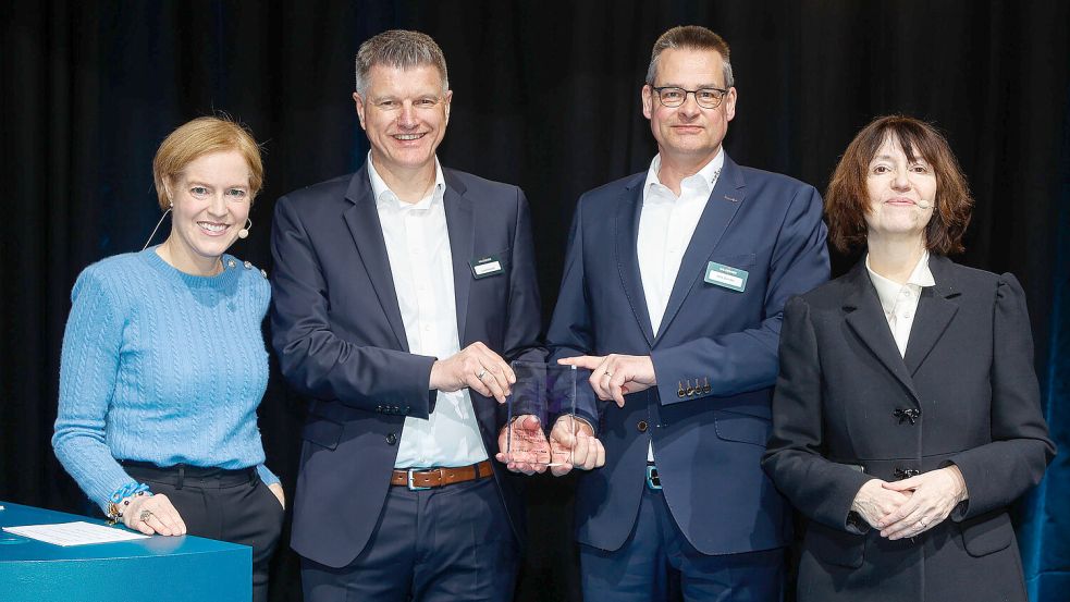 Auszeichnung für Wildeboer: (von links) Franziska von Schumann (Stylepark AG), Josef Hespe (Leitung Vertrieb, Wildeboer Bauteile), Nils Zander (Produktmanager Brandschutz & Entrauchung, Wildeboer Bauteile) und Iris Jeglitza-Moshage (Messe Frankfurt). Foto: Torsten Zimmermann/Wildeboer