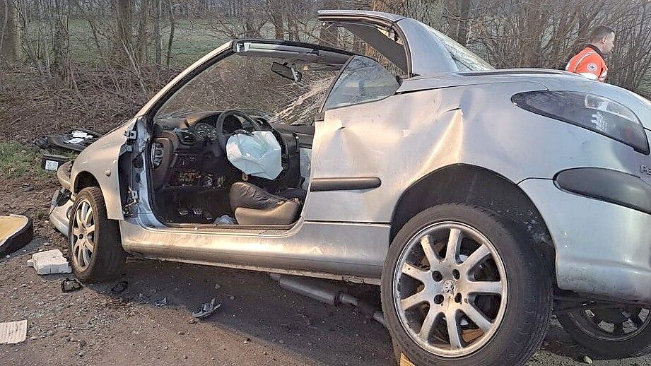 Ein 25-jähriger Autofahrer ist bei einem Unfall tödlich verunglückt. Foto: Freiwillige Feuerwehr Gehlenberg