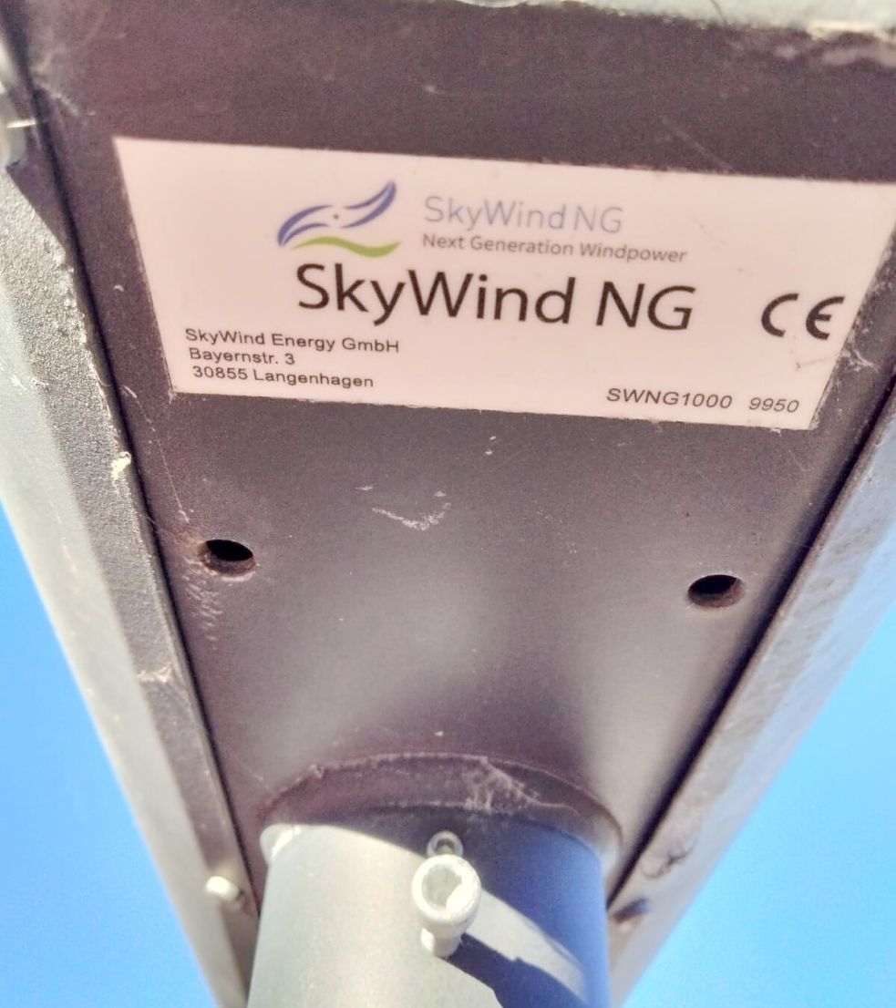 Holger Dämmig begegnet den Plagiatsvorwürfen von SkyWind mit Fotos vom Typenschild der Anlage. Foto: privat