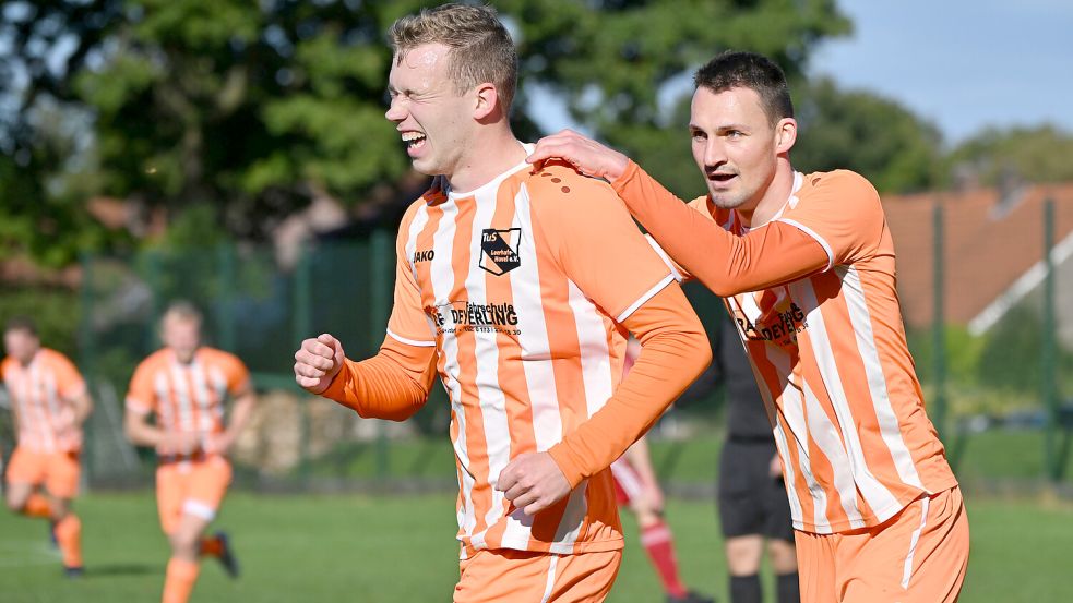 Pascal Menken (rechts) ist mit 33 Toren ein großer Faktor für den Höhenflug des TuS Leerhafe-Hovel, aber längst nicht der alleinige. Auch Hilko Janssen (links) traf schon elffach. Foto: Doden/Blomberg