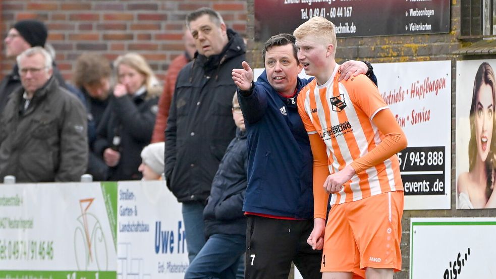 Andreas Friedrichs ist der „Bessermacher“-Trainer in Leerhafe. Hier gibt er Arne Göken Tipps. Foto: Doden/Blomberg