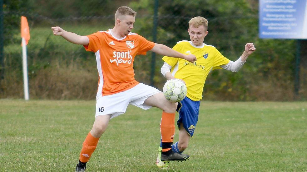 Vor zwei Jahren noch spielten der TuS Leerhafe-Hovel (links) und der SV Wittmund zusammen in der A-Klasse. Nun trennen beide Vereine zwei Ligen. Archivfoto: Doden/Blomberg