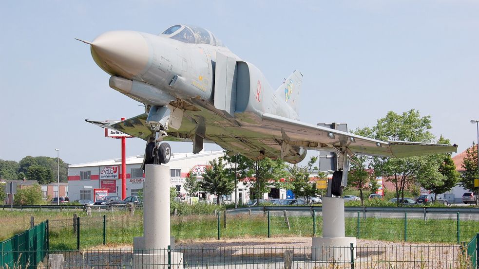 Dieser ausrangierte Phantom-Kampfjet steht an einer Wittmunder Kreuzung vor dem Bundeswehr-Geschwader. Künftig fliegen von Wittmund aus Eurofighter. Foto: Archiv
