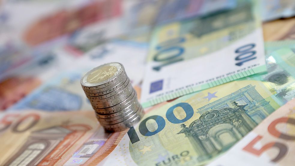 Die Stadt rechnet durch die Erhöhung mit Mehreinnahmen von rund 7000 Euro, wobei 50 Prozent davon an den Landkreis Leer gehen. Symbolfoto: Hildenbrand/dpa