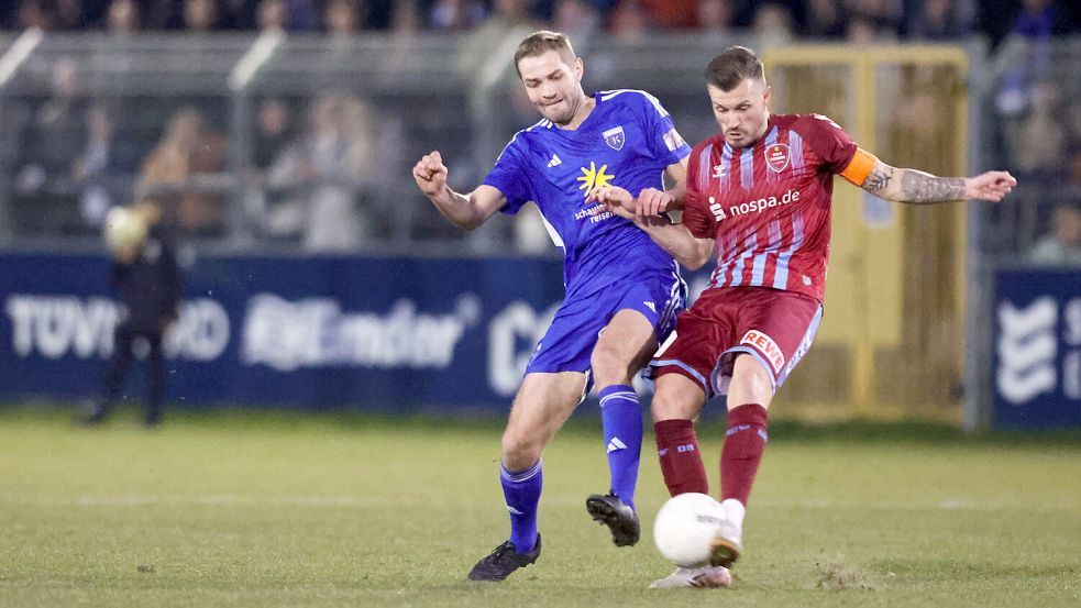 Marten Schmidt (links) hatte im Zentrum alles im Griff und erzielte gegen seinen Ex-Klub Flensburg das 1:0. Foto: Doden/Emden