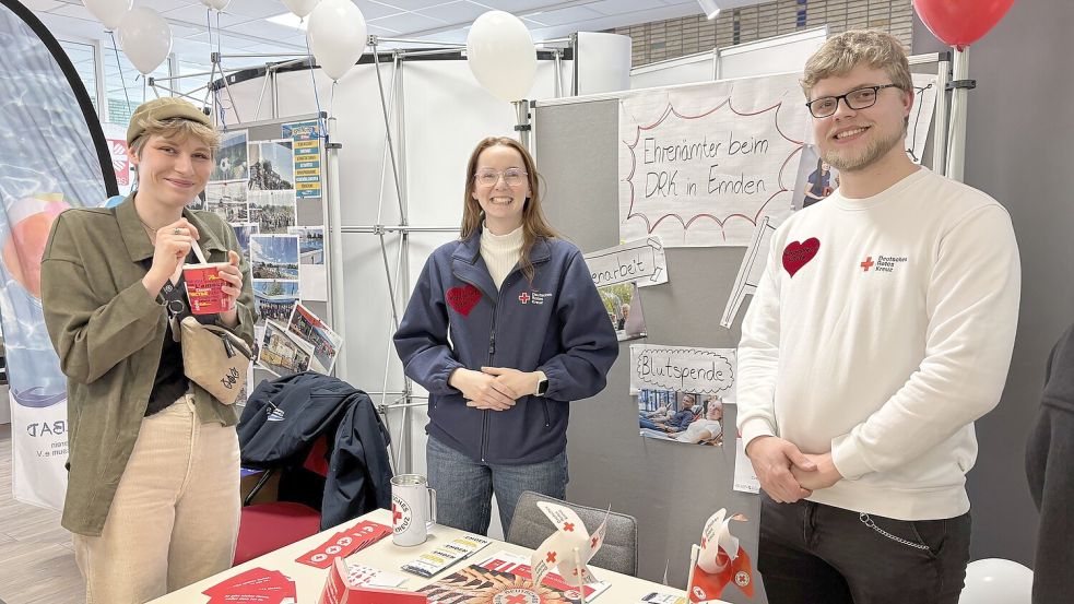 Bei mehr als 50 Ständen von Vereinen und Organisationen – hier ist der Stand des DRK-Kreisverbands Emden zu sehen – konnten sich Interessierte beim ersten Freiwilligentag in Emden über das Ehrenamt informieren. Fotos: Hanssen