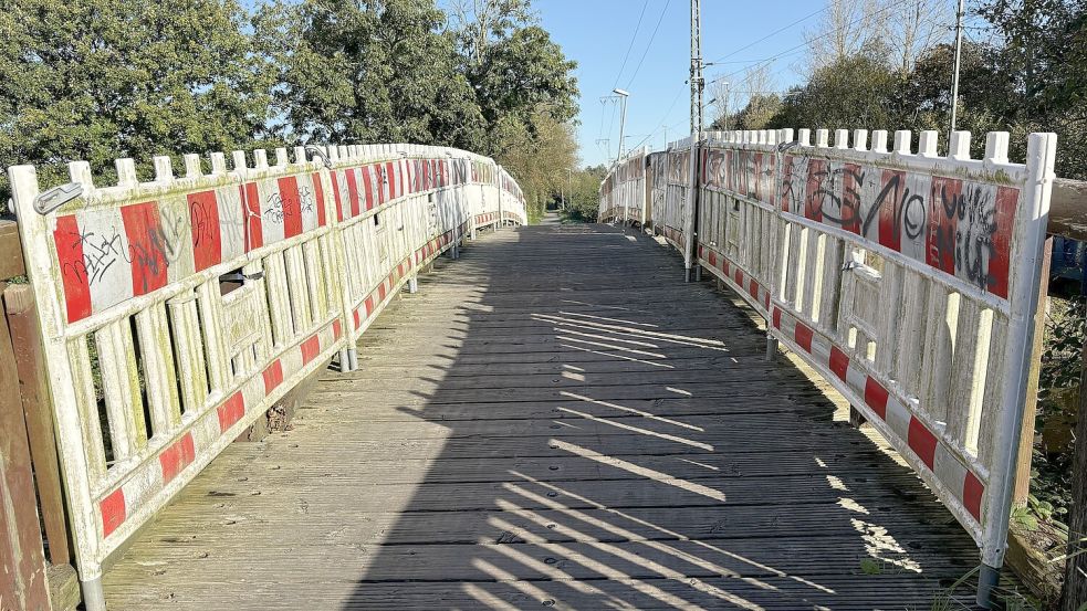 Endlich: Die marode Verbindungsbrücke nach Conrebbersweg kann ausgetauscht werden. Foto: Schuurman