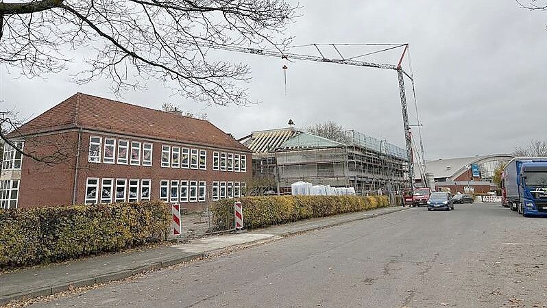 Auf der Zielgerade und bald im Umbau: die Früchteburgschule und die Nordseehalle. Foto: Hanssen