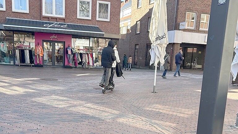 Das ist nicht erlaubt: Zwei Jugendliche nutzen gemeinsam einen E-Scooter. Foto: Dinkgräve