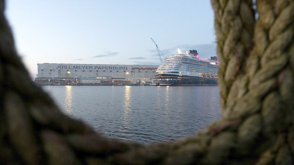 Die Meyer Werft ist fest verwurzelt mit der Stadt Papenburg. Braucht die Werft weitere Standorte? Foto: dpa/Izabella Mittwollen