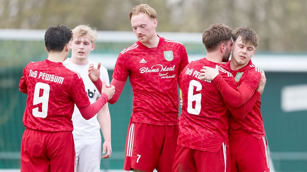 Am Sonntag besiegte der TuS Pewsum die SpVg Aurich in der Bezirksliga 3:2. Foto: Doden/Emden