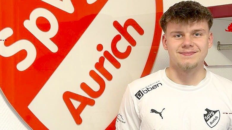 Die SpVg Aurich präsentierte am Montag Eric Gwosdenko auf seinen Social-Media-Kanälen im Aurich-Trikot als Sommer-Zugang. Foto: SpVg Aurich