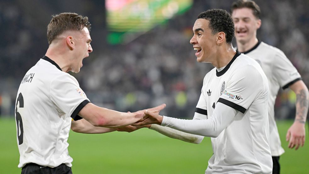 Jamal Musiala (rechts) und Joshua Kimmich feiern ihren Geniestreich. Foto: Strauch/DPA
