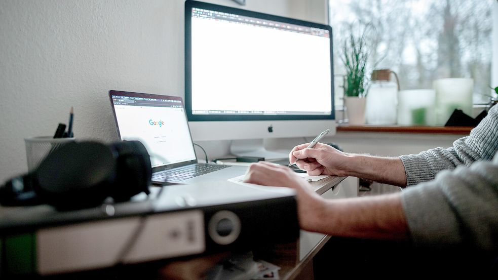 Fast jeder Vierte arbeitet laut dem Ifo-Institut im Februar 2025 zumindest teilweise von zu Hause aus. Foto: Strauch/DPA