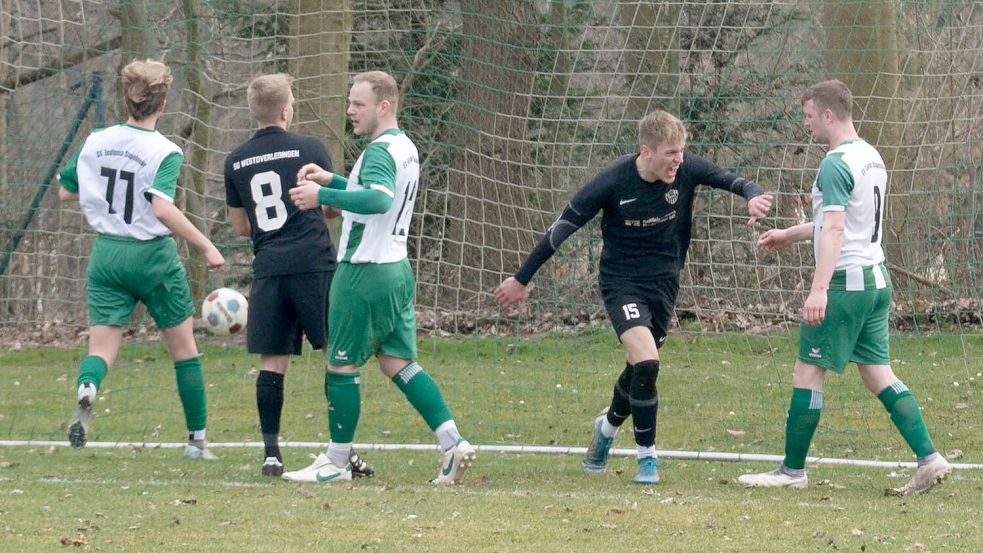 Westoverledingens Fabian Wendt (Zweiter von rechts) bejubelt einen seiner beiden Tore in Stapelmoor. Foto: Lohmann