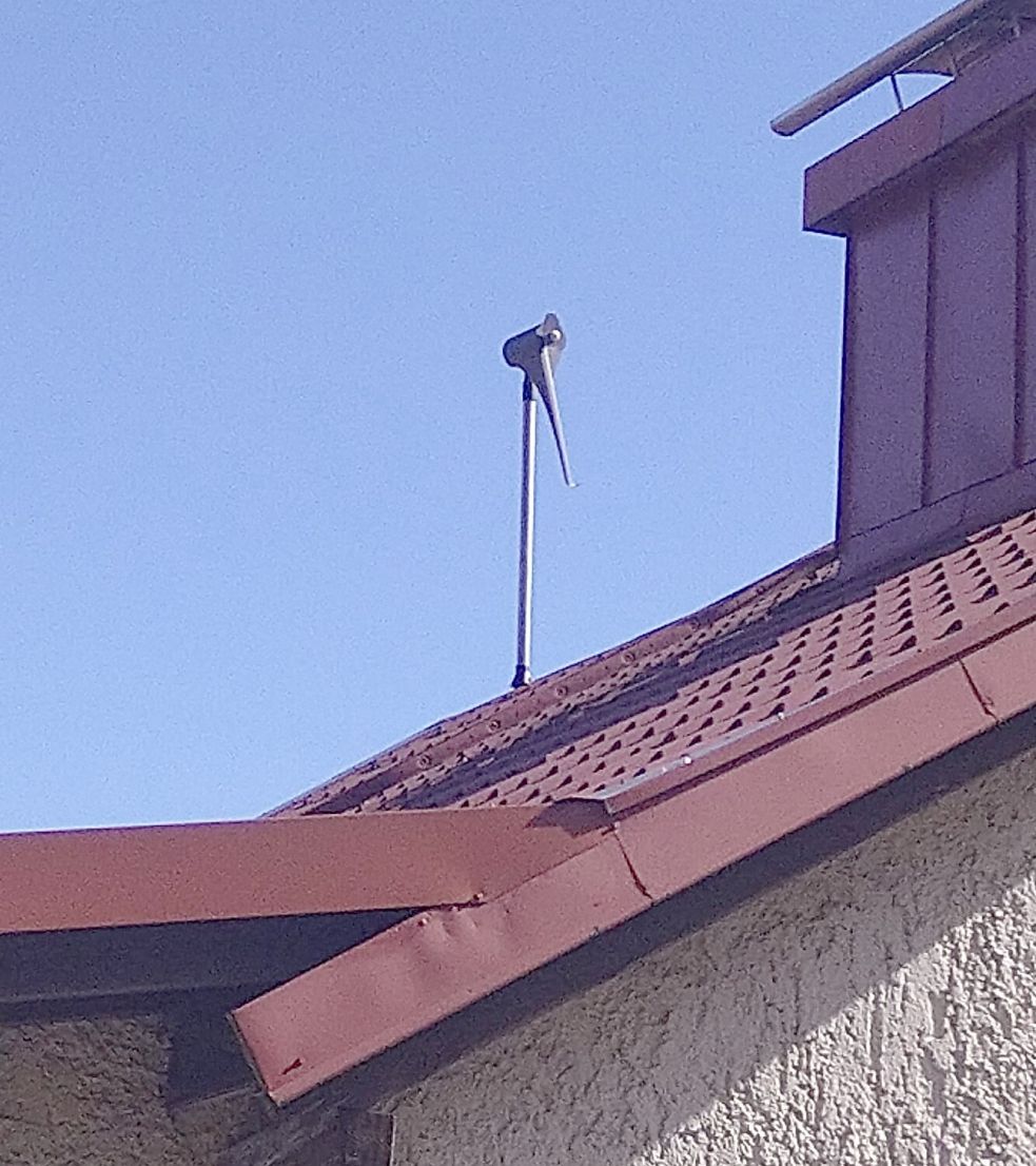 Beim Sturm in der vergangenen Woche riss ein Flügel des Windrads auf dem Dach der Familie Dämmig in Thüringen ab – die Anlage hatte der Betreiber nach eigenen Angaben bei SkyWind gekauft. Foto: privat