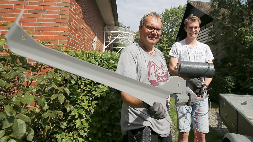 Peter Peschel hat mit Sohn Patrik die Kleinwindkraftanlagen im August 2023 vom Dach der Oskes abgebaut. Hier präsentiert er den Rotor. Foto: Böning