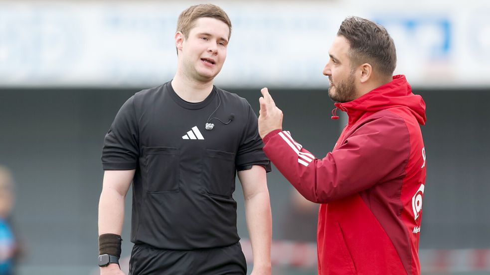 Schiedsrichter Kai Prikker diskutierte nach dem Spiel mit Trainer Claudio Casto und zeigte ihm dann noch die Rote Karte. Foto: Doden/Emden