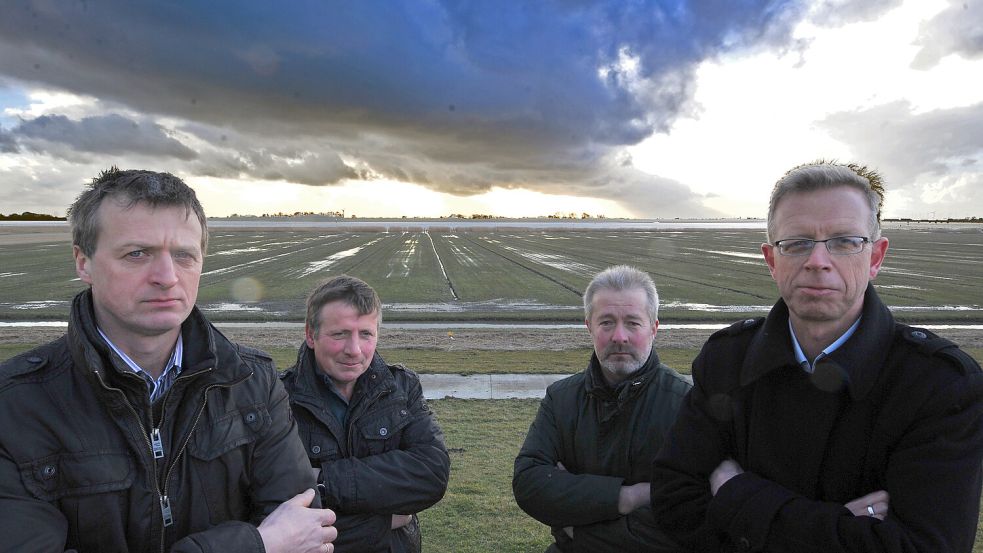 Bauern wie (von links) Lambert Tergast, Lukas Groenewold und Karl Kusche aus Moormerland fürchteten steigende Preise für Land. Rudolf Bleeker vom Hauptverein teilte diese Sorge. Foto: Ortgies/Archiv