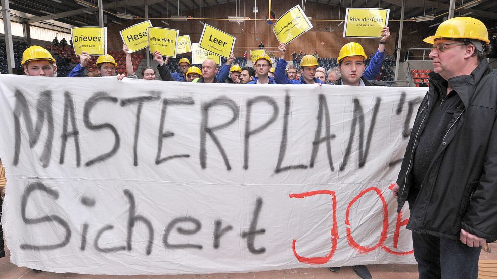 Beschäftigte der Meyer Werft gingen für ihren Betrieb zur Kreistagssitzung in der Ostfrieslandhalle. Foto: Ortgies/Archiv