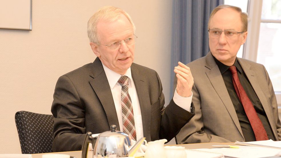 Er blieb stets sachlich, aber unerbittlich: Landrat Bernhard Bramlage, hier mit dem damaligen Pressesprecher des Landkreises, Dieter Backer. Foto: Lüppen/Archiv