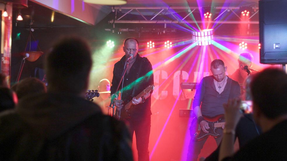 Vor der Corona-Pandemie gab es regelmäßig das Kneipenfestival Emden Live – auf dem Foto ist die Band Accuracy im Grand Café im April 2017 zu sehen. Foto: Alberts/Archiv