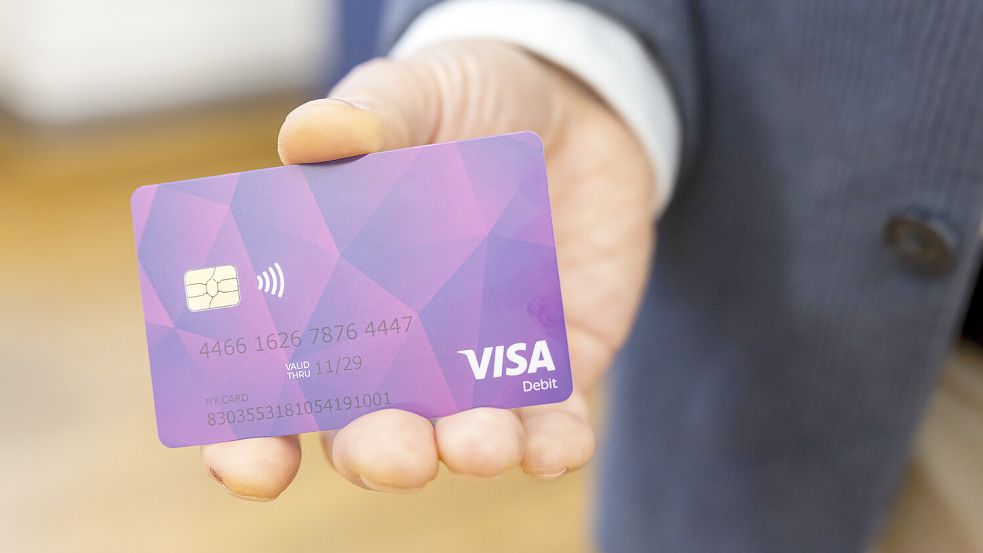 Der Bund hat mit der Änderung des Asylbewerberleistungsgesetzes im vergangenen Jahr die Möglichkeit eröffnet, dass auch Geflüchtete mit einer Bezahlkarte ohne Bargeld zahlen können. Foto: Matthey/DPA