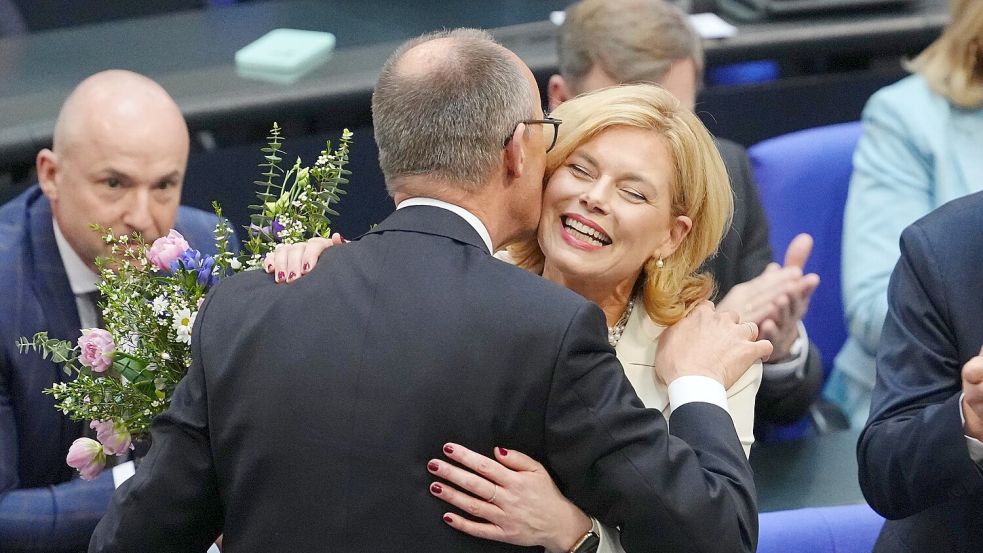 Bescheidenes Ergebnis, Blumen vom Chef: Julia Klöckner wird zur Bundestagspräsidentin gewählt - und überzeugt nach ihrer Wahl mit einer Rede, die in die Zeit passt. Foto: Kay Nietfeld
